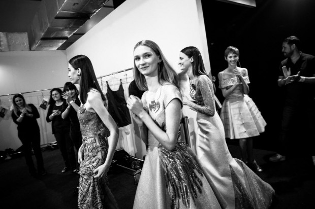 Modelos se preparam para desfile da grife carioca Acquastudio, em novembro do ano passado, na São Paulo Fashion Week. Crédito: Keiny Andrade/Folhapress