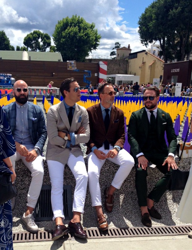 A calça branca com barra dobrada na altura do tornozelo foi a escolha da maioria dos homens que transitaram pela Pitti Uomo 88, em Florença (Itália)