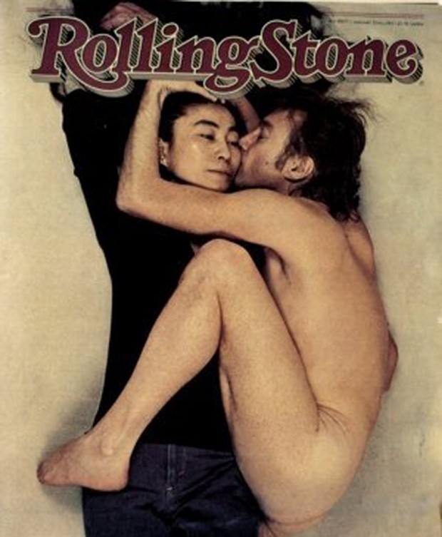 Capa da edição da revista "Rolling Stone" americana de 22 de janeiro de 1981, que mostra o músico John Lennon abraçando sua mulher, a artista plástica Yoko Ono. Reprodução "Rolling Stone"