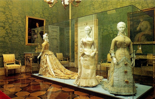 Vestidos expostos na Galleria del Costume, no Palazzo Pitti, em Florença. Crédito: Reprodução