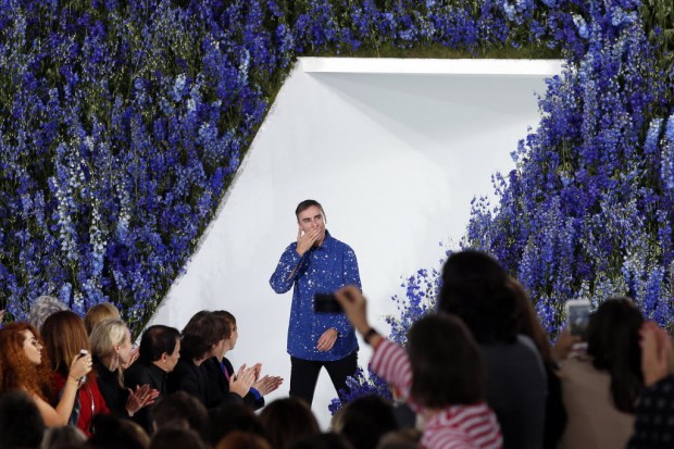 O estilista Raf Simons se despede da plateia no desfile de verão 2016 da Christian Dior, que ocorreu neste mês, em Paris. O belga deixou o comando da grife menos de um mês após a apresentação. Crédito: François Mori/AP