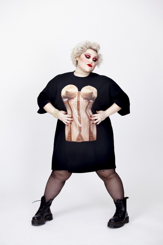 Primeira peça da marca 'plus size' de Beth Ditto, a camiseta tem estampa de corset criado por Gaultier. Divulgação