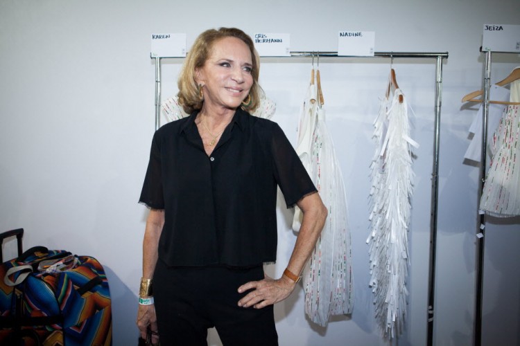 A estilista Lenny Niemeyer nos bastidores do seu desfile na São Paulo Fashion Week, em abril de 2015. Crédito: Raquel Cunha