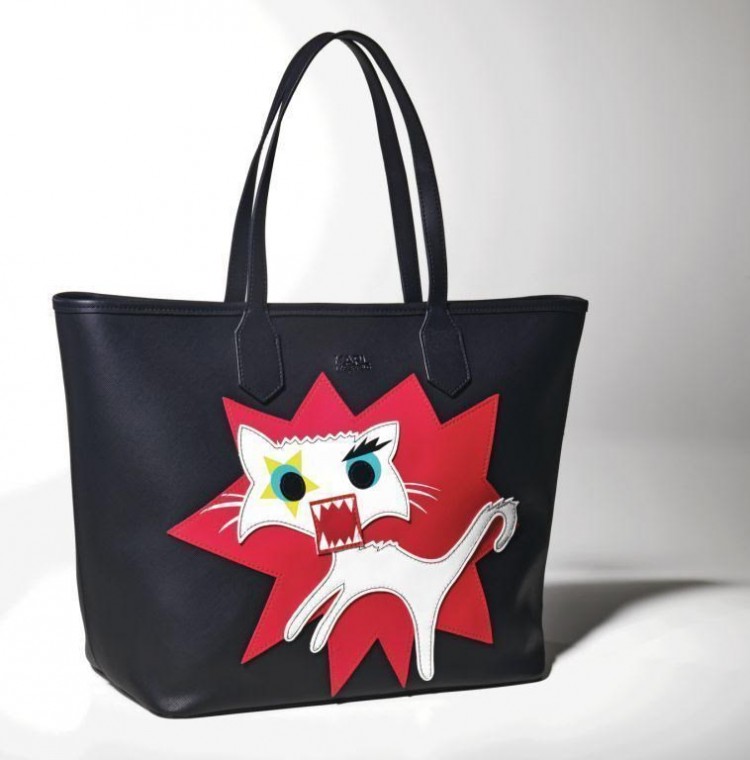 Bolsa com estampa da gata Choupette. A peça está entre os 75 itens da coleção assinada pelo alemão Karl Lagerfeld para a rede de lojas populares Riachuelo. Divulgação