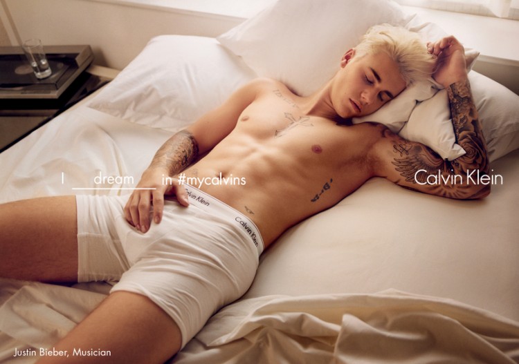 O cantor Justin Bieber é um dos modelos da nova campanha da Calvin Klein. além dele, personagens das ruas e celebridades virtuais "explicam" o que fazem quando usam peças da marca. Crédito: Divulgação